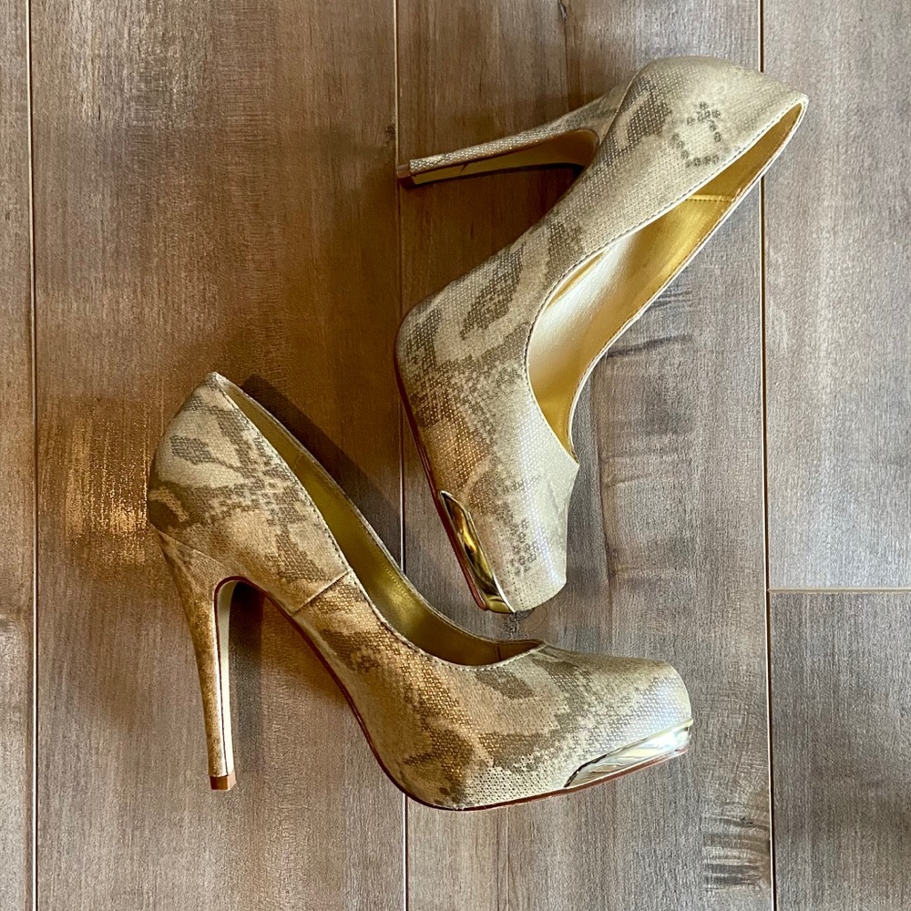 Heart in D Metallic Python Platform Heels - Picture 4 of 13